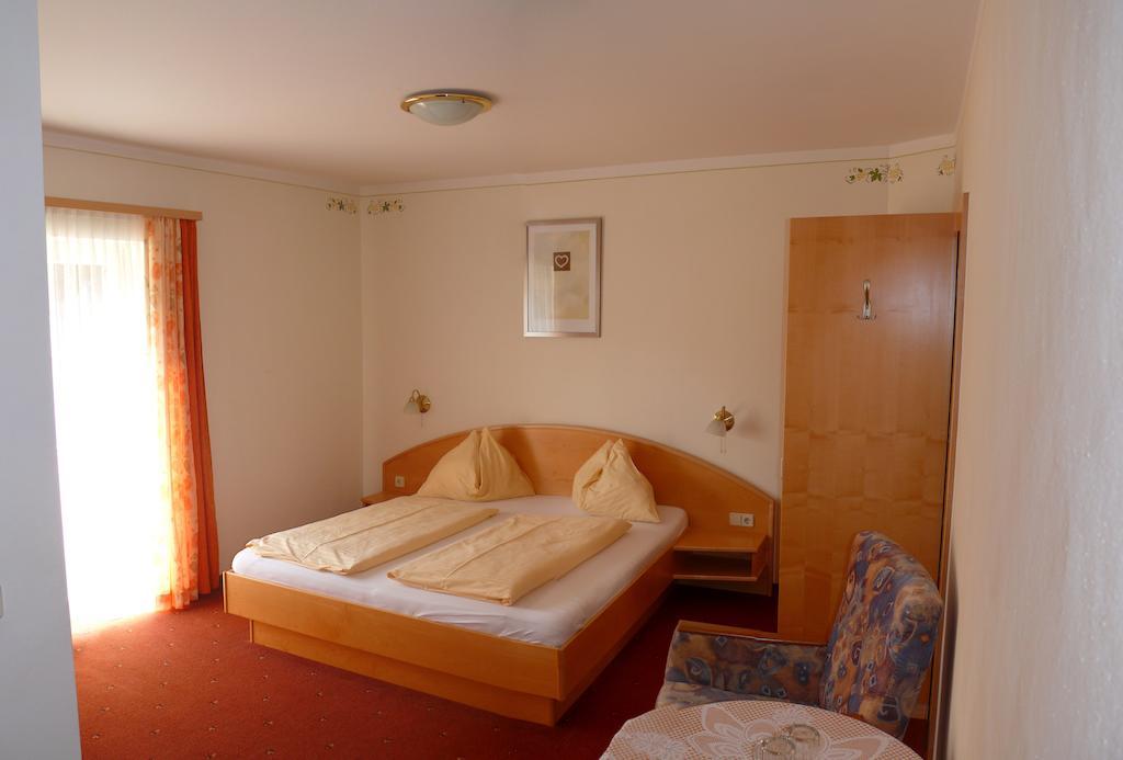 Hotel Altneudoerflerhof Bad Radkersburg Room photo